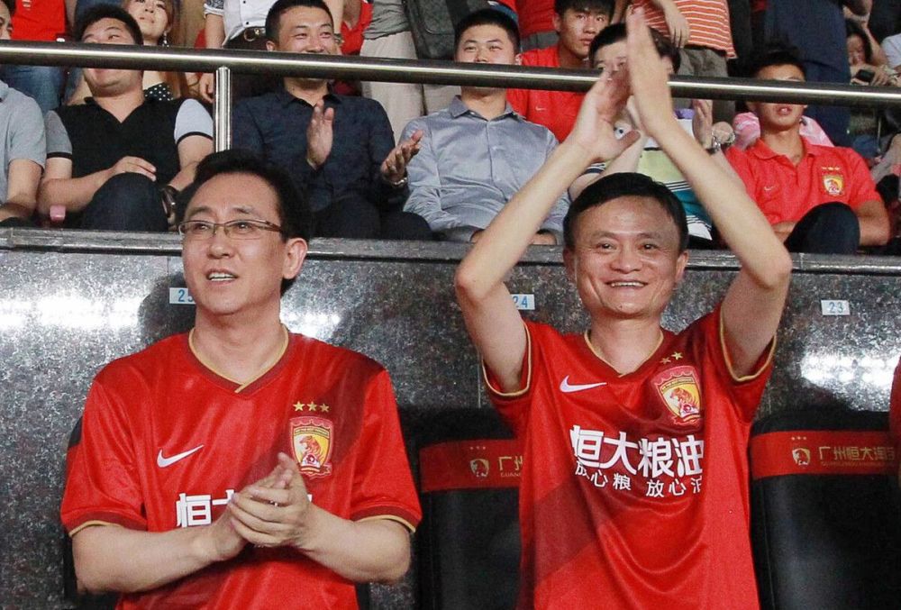 第20分钟，巴黎反击，巴尔科拉得球晃过防守球员后一脚兜射，这球击中远门柱弹出。